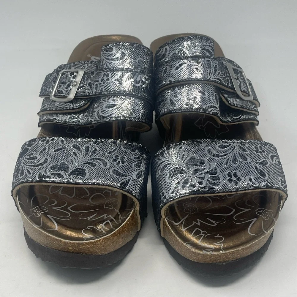 Muk Luks Emery Wedge Sandals Womens 8 Metallic Silver Floral Cork Slip On